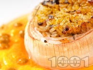 Рецепта Печен пълнен лук с ориз и гъби печурки на фурна